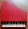Staré dětské červené plastové pianko,klavír